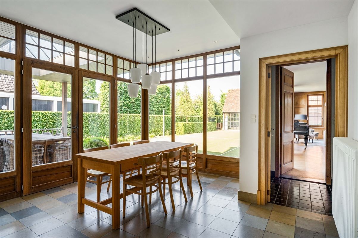 Karaktervolle villa in Engelse Cottage stijl met bijgebouwen nabij het centrum