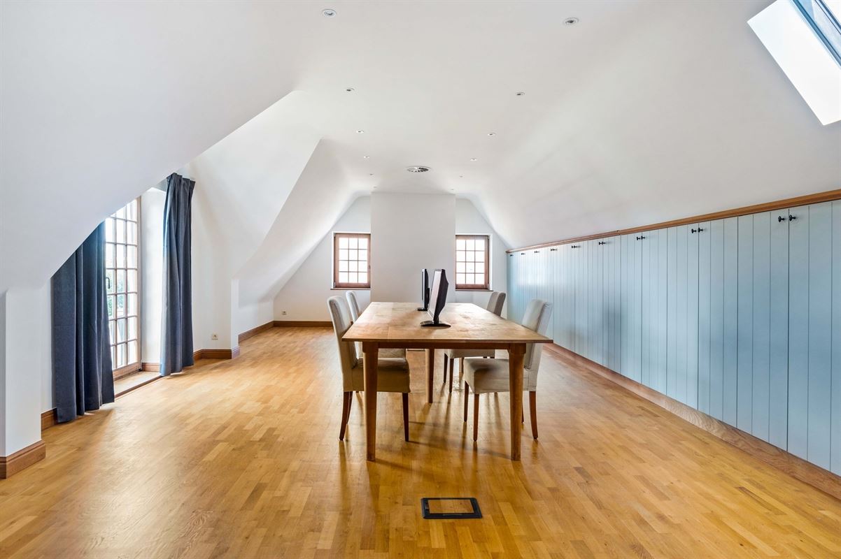 Karaktervolle villa in Engelse Cottage stijl met bijgebouwen nabij het centrum