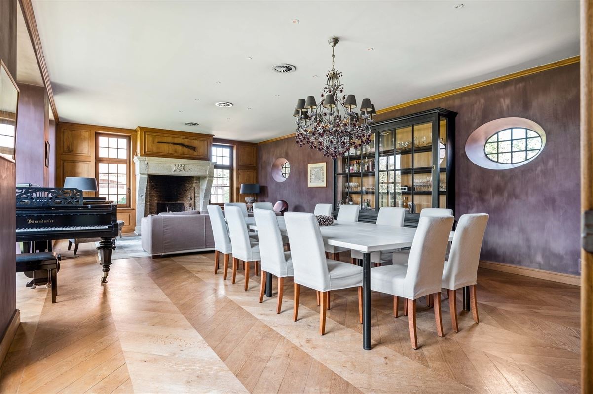 Karaktervolle villa in Engelse Cottage stijl met bijgebouwen nabij het centrum