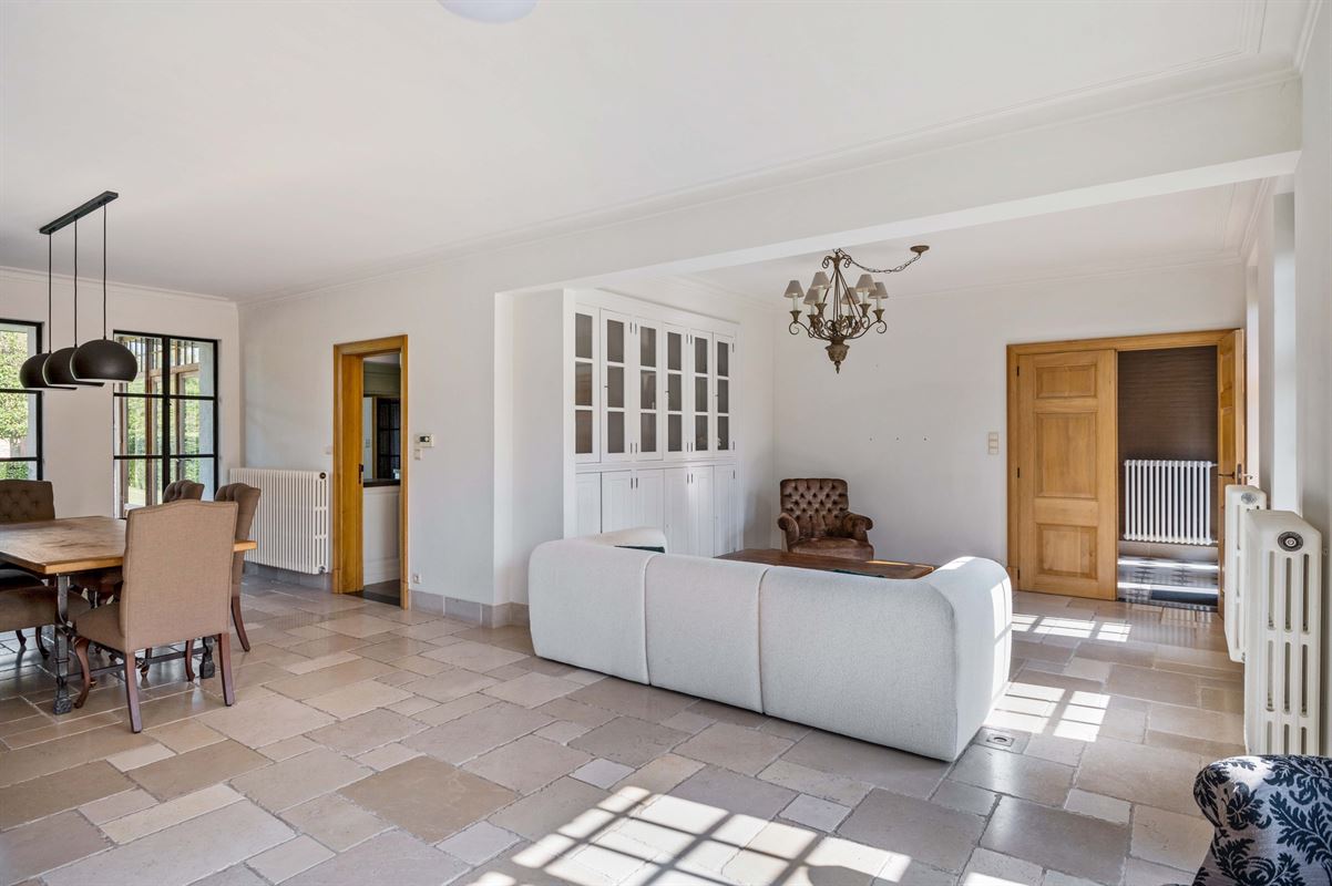 Karaktervolle villa in Engelse Cottage stijl met bijgebouwen nabij het centrum