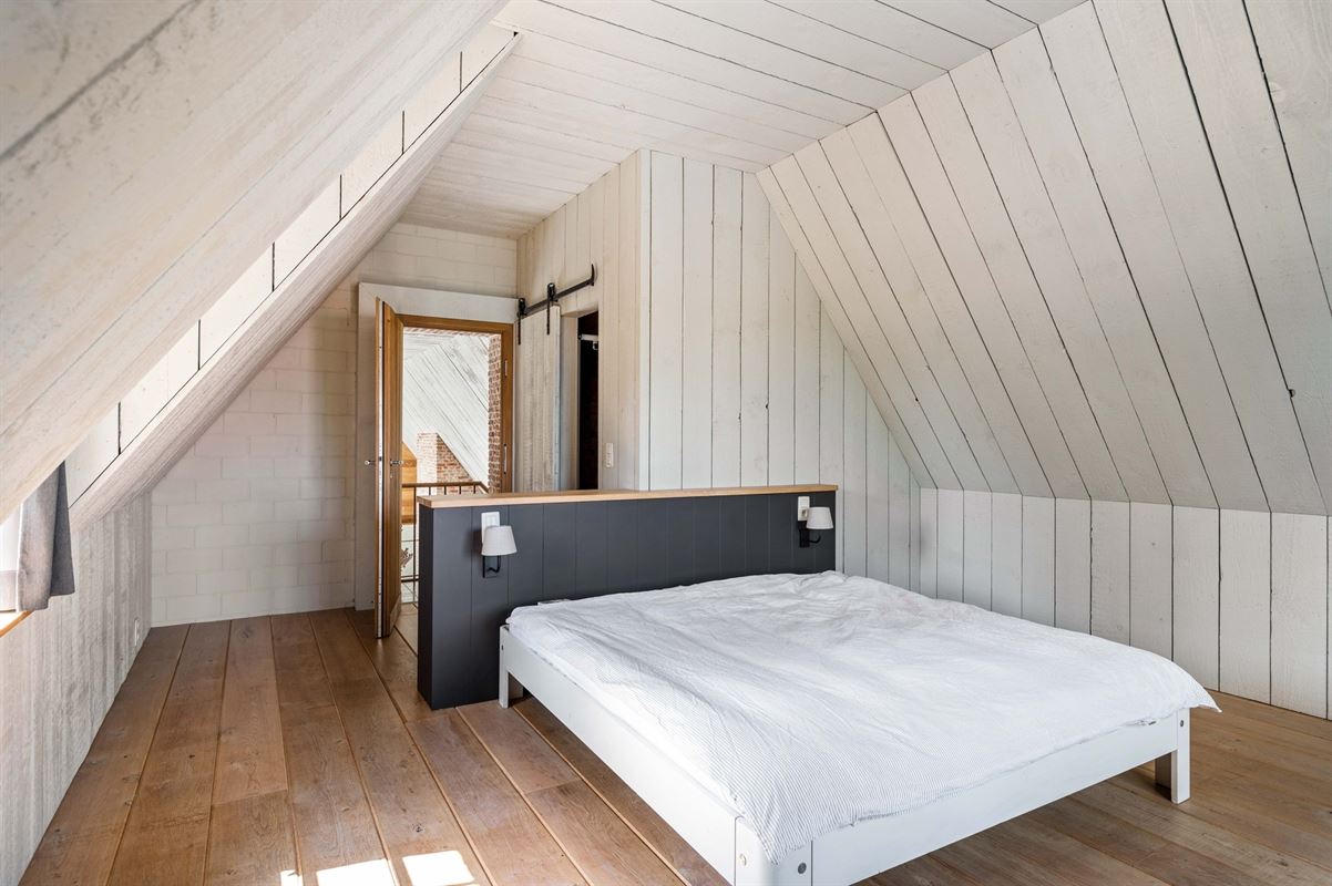 Karaktervolle villa in Engelse Cottage stijl met bijgebouwen nabij het centrum