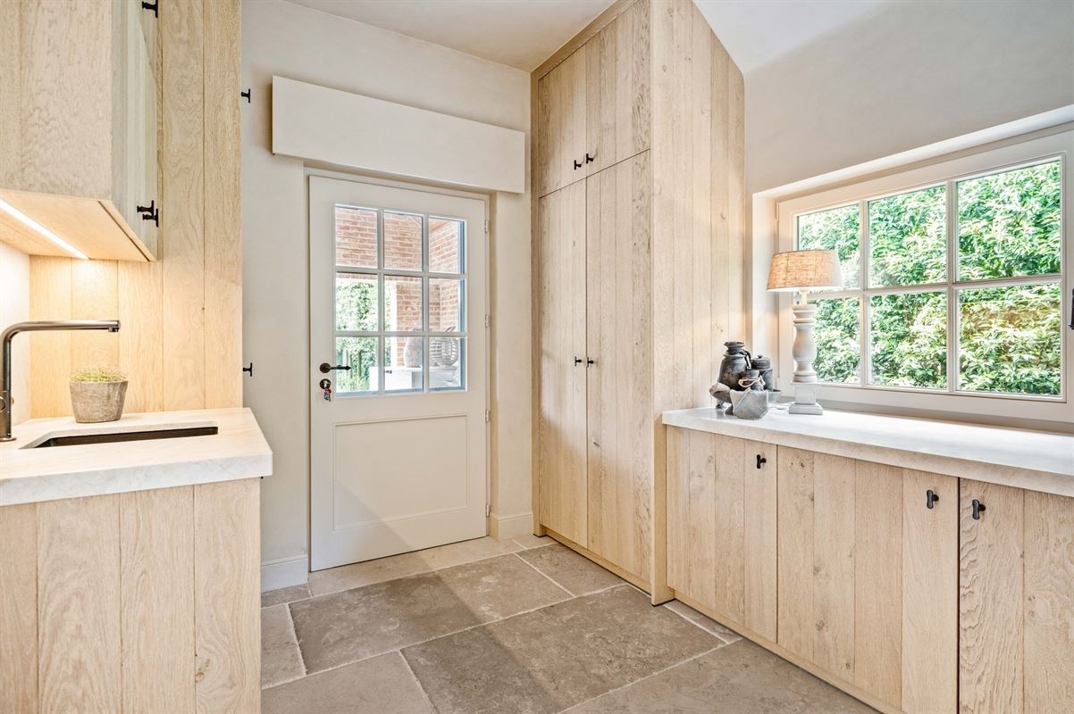 Completely renovated villa with pool and outbuilding