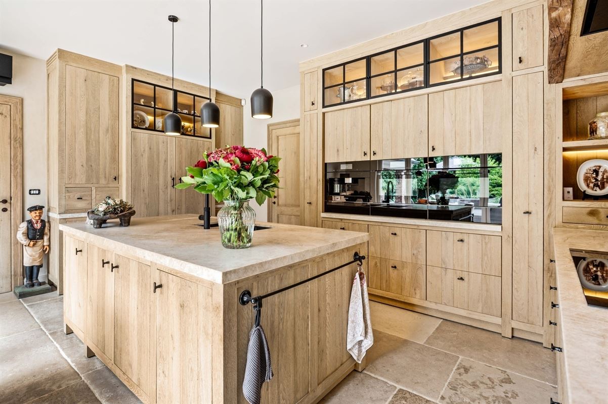 Completely renovated villa with pool and outbuilding