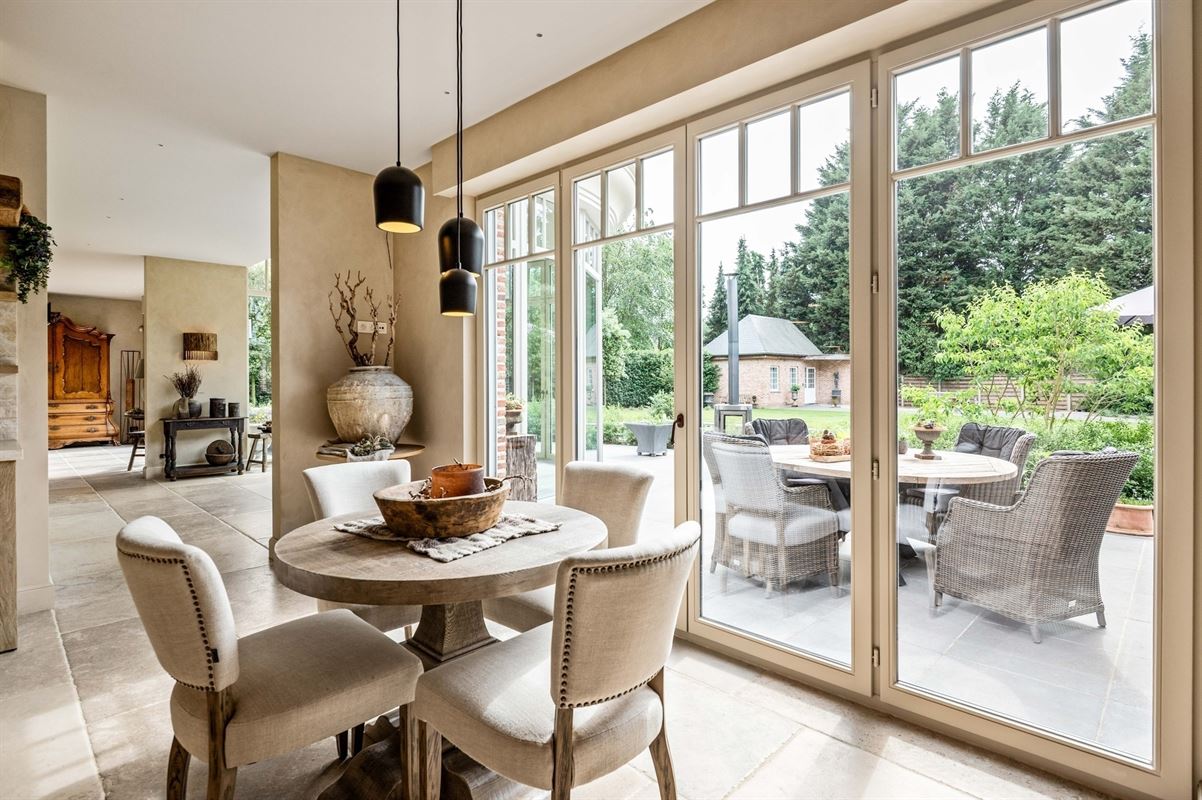 Completely renovated villa with pool and outbuilding