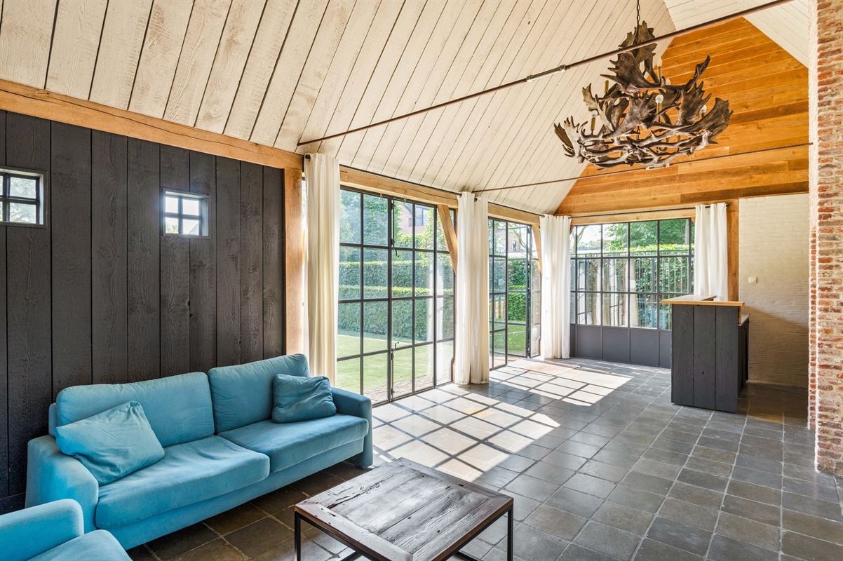 Karaktervolle villa in Engelse Cottage stijl met bijgebouwen nabij het centrum
