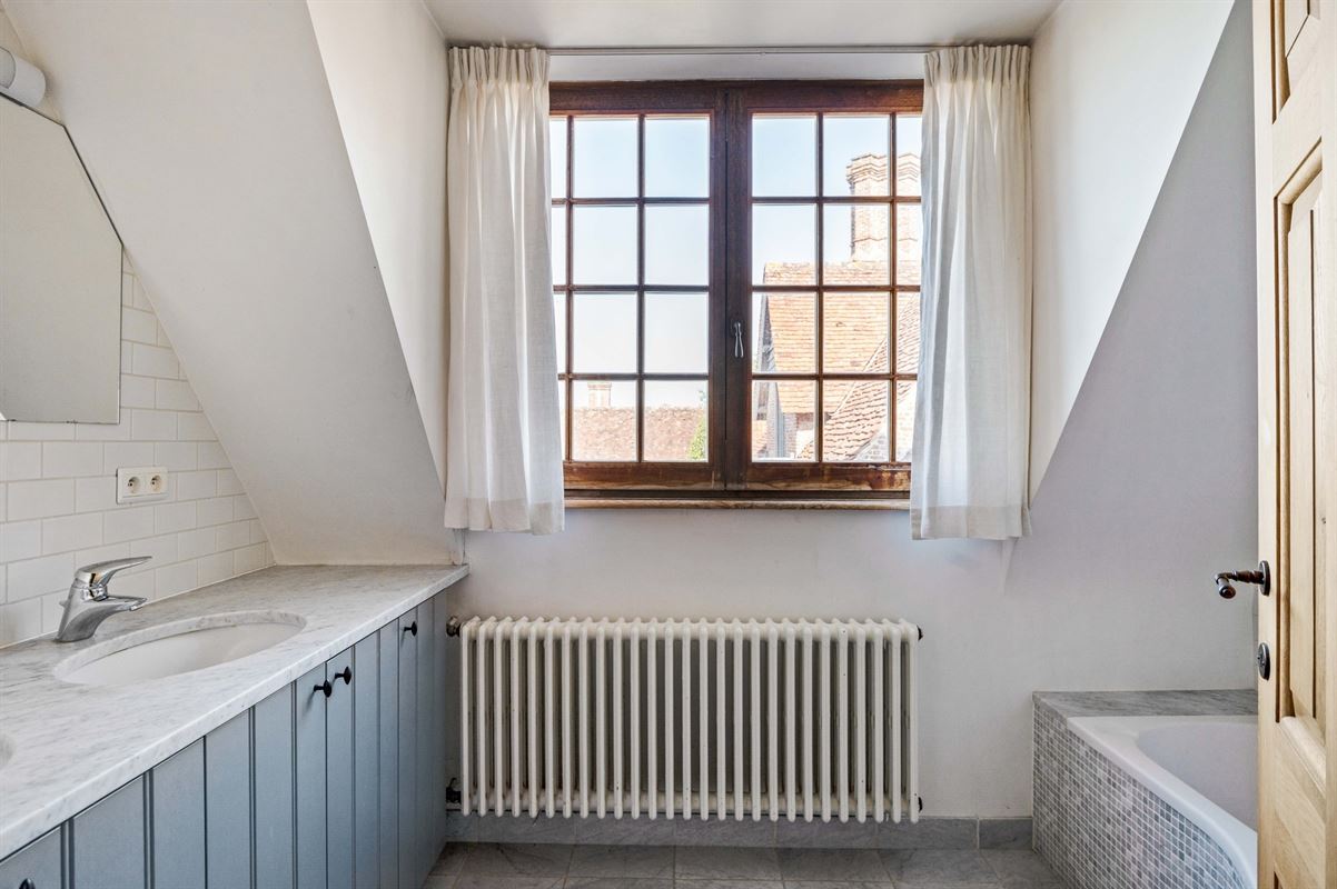 Karaktervolle villa in Engelse Cottage stijl met bijgebouwen nabij het centrum