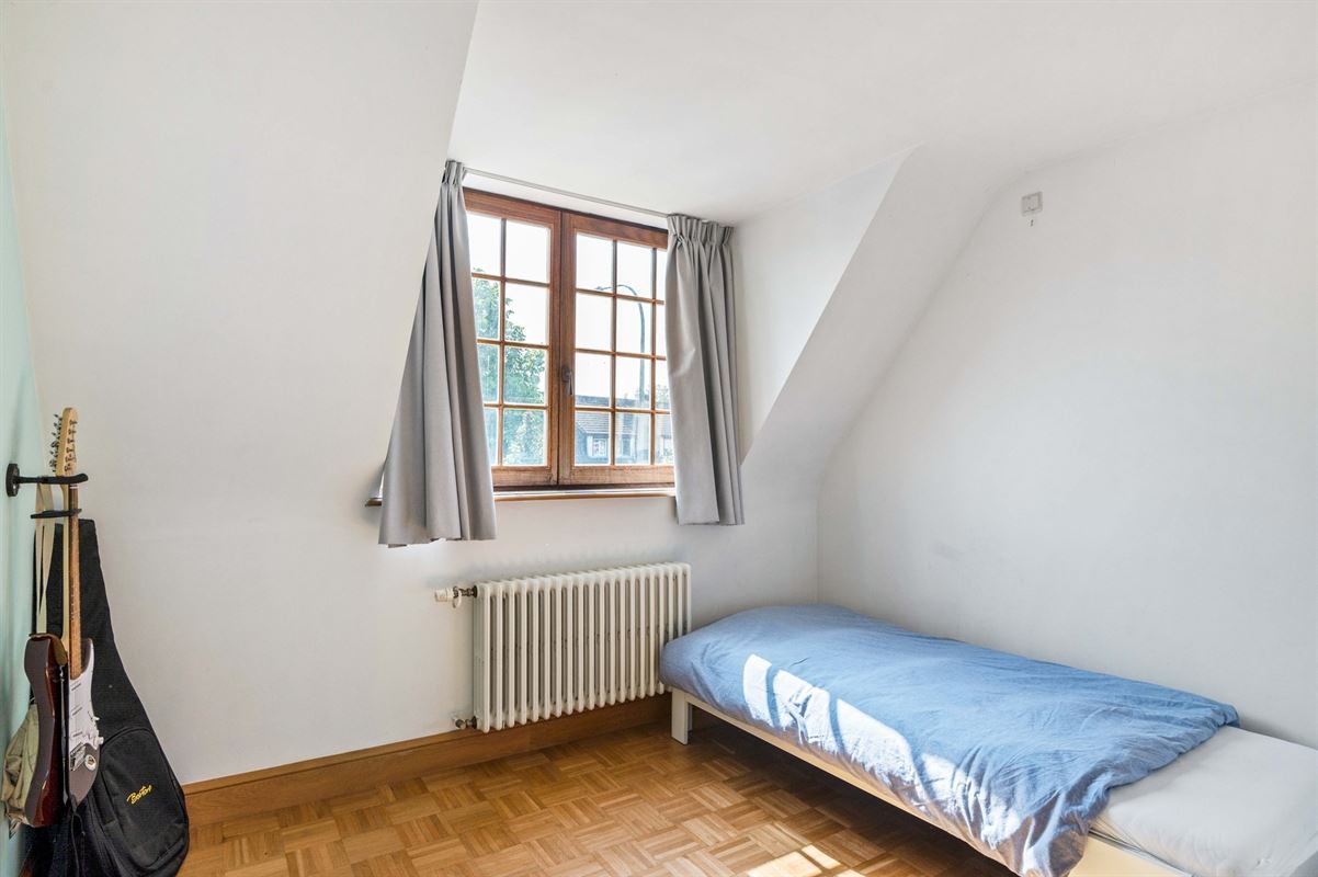 Karaktervolle villa in Engelse Cottage stijl met bijgebouwen nabij het centrum