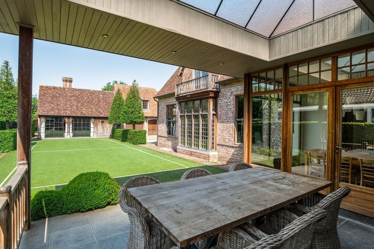 Karaktervolle villa in Engelse Cottage stijl met bijgebouwen nabij het centrum