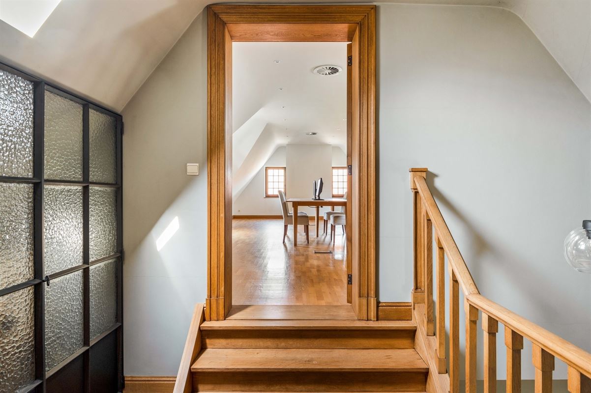 Karaktervolle villa in Engelse Cottage stijl met bijgebouwen nabij het centrum