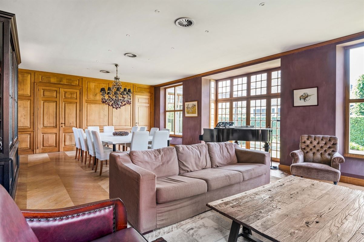 Karaktervolle villa in Engelse Cottage stijl met bijgebouwen nabij het centrum
