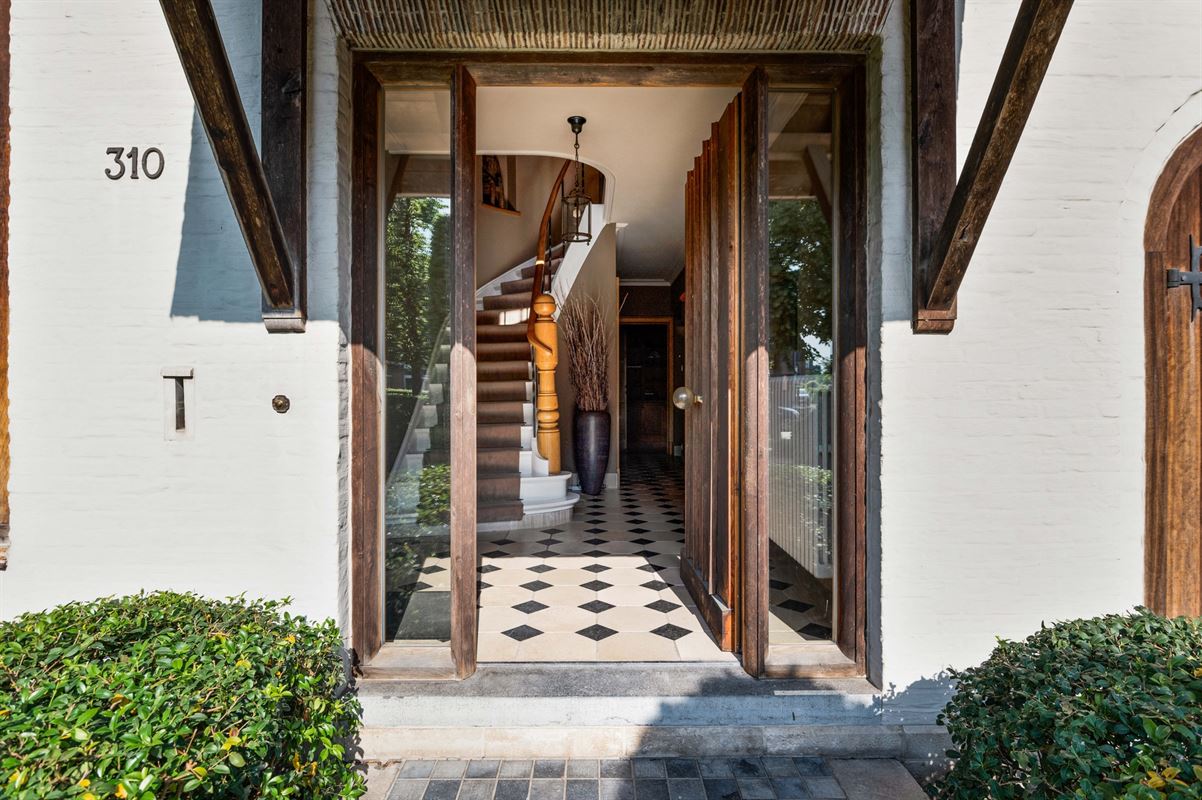 Karaktervolle villa in Engelse Cottage stijl met bijgebouwen nabij het centrum