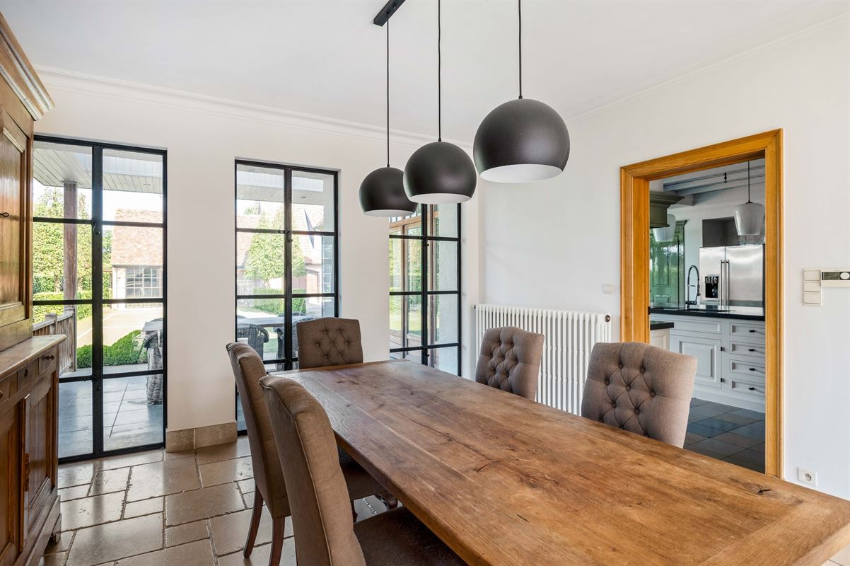 Karaktervolle villa in Engelse Cottage stijl met bijgebouwen nabij het centrum