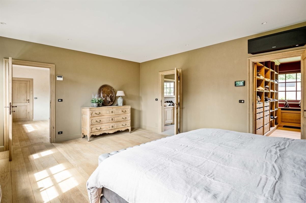 Completely renovated villa with pool and outbuilding