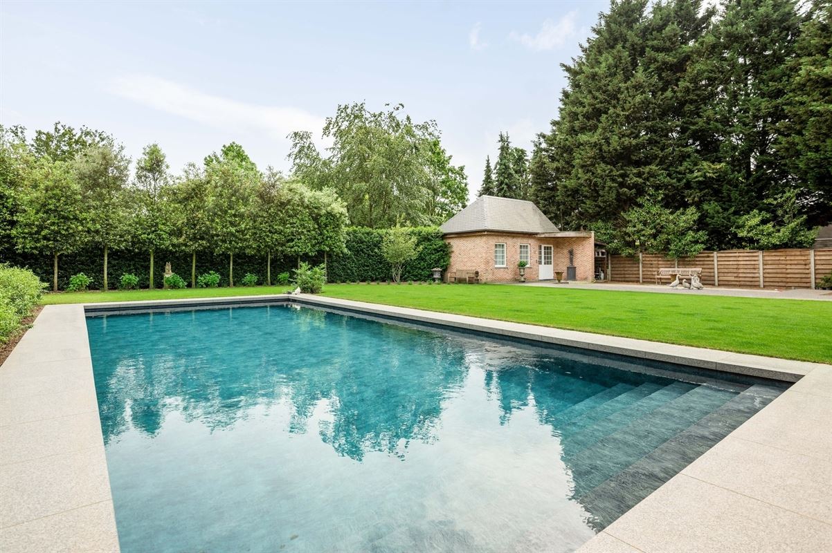 Completely renovated villa with pool and outbuilding