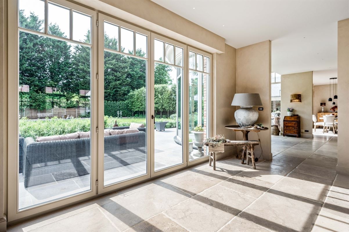 Completely renovated villa with pool and outbuilding
