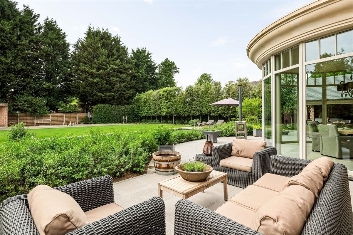 Completely renovated villa with pool and outbuilding