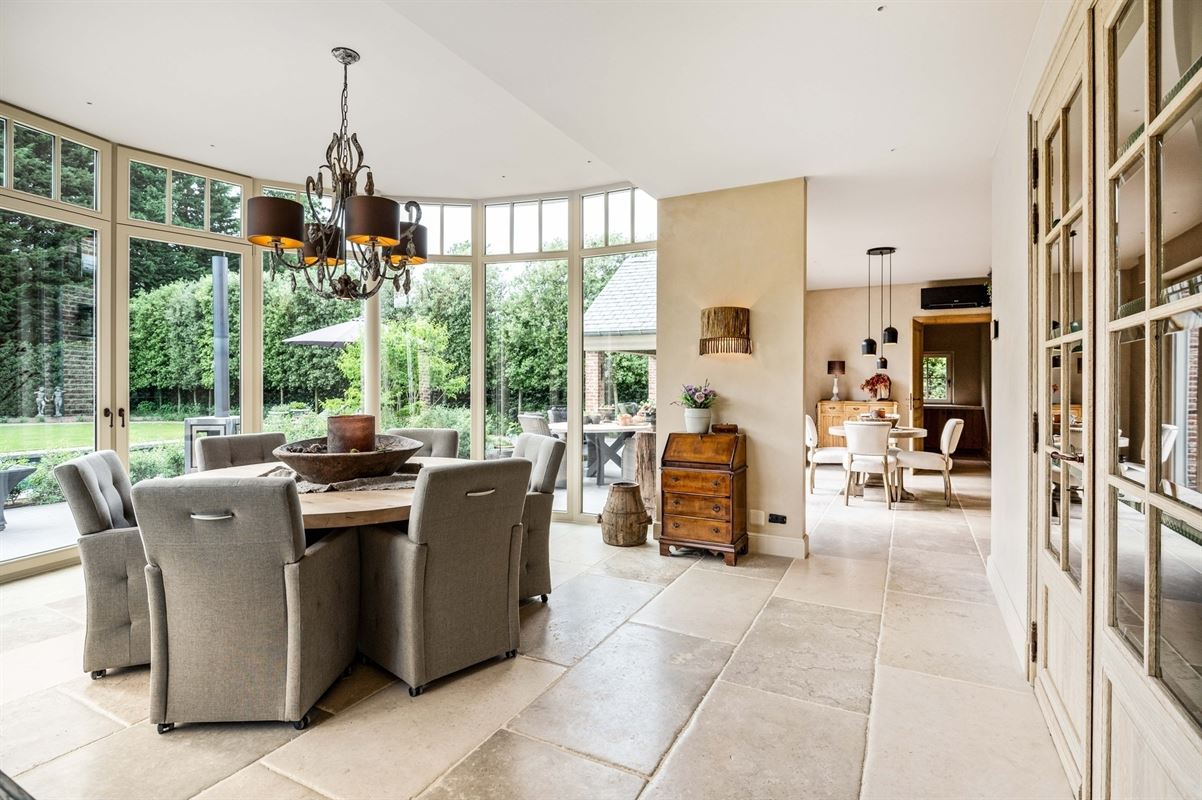 Completely renovated villa with pool and outbuilding