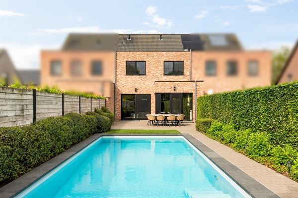 Luxury city villa with pool and pool house