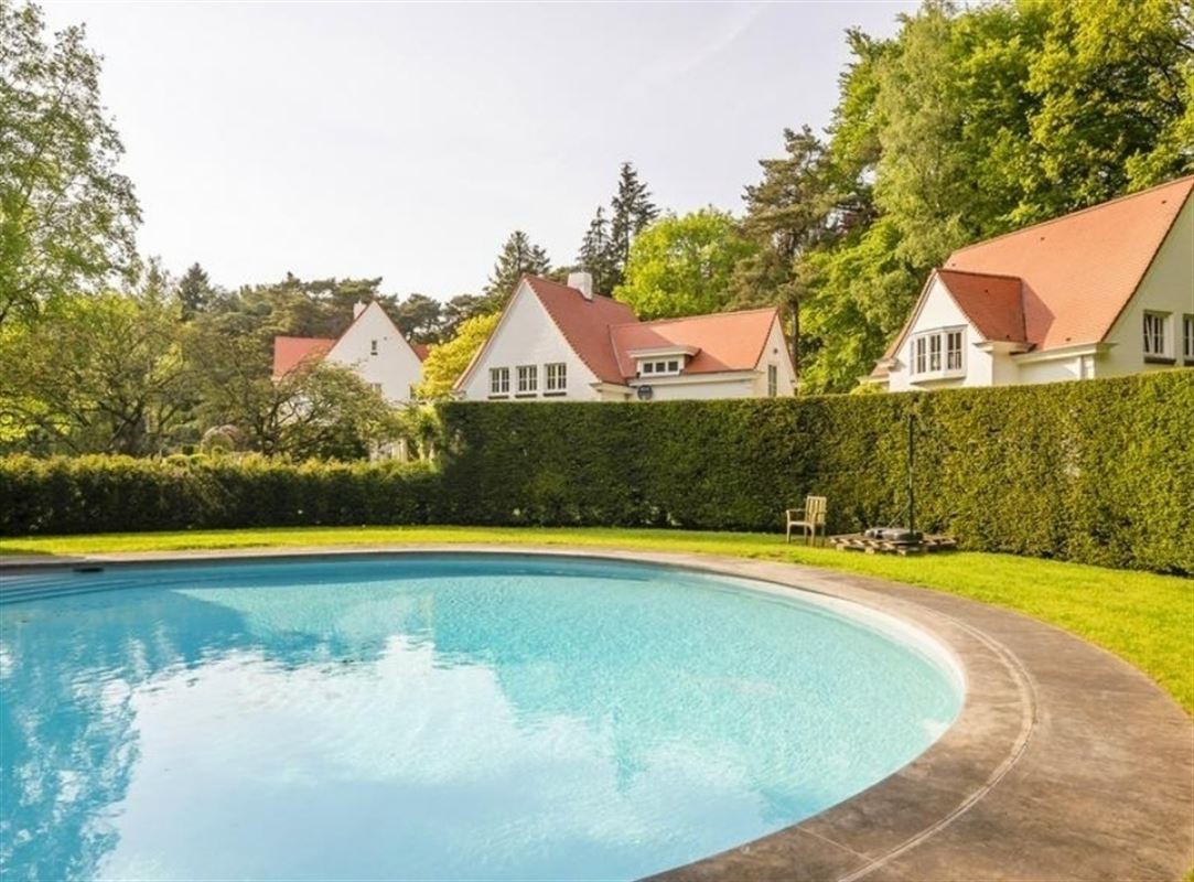 Exclusive country house with guesthouse and outbuilding
