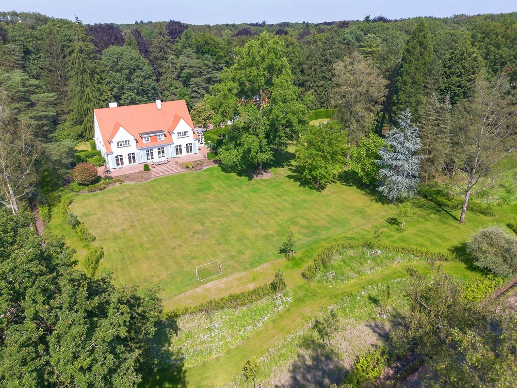 Exclusive country house with guesthouse and outbuilding