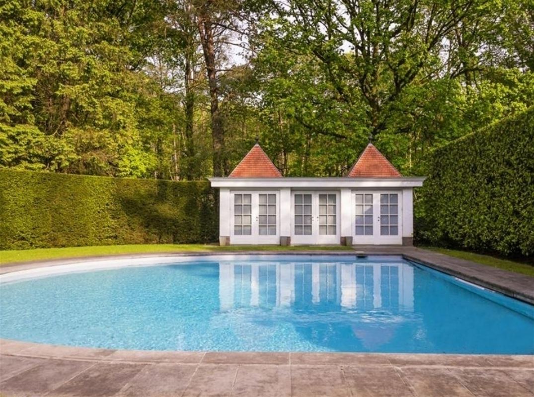 Exclusive country house with guesthouse and outbuilding