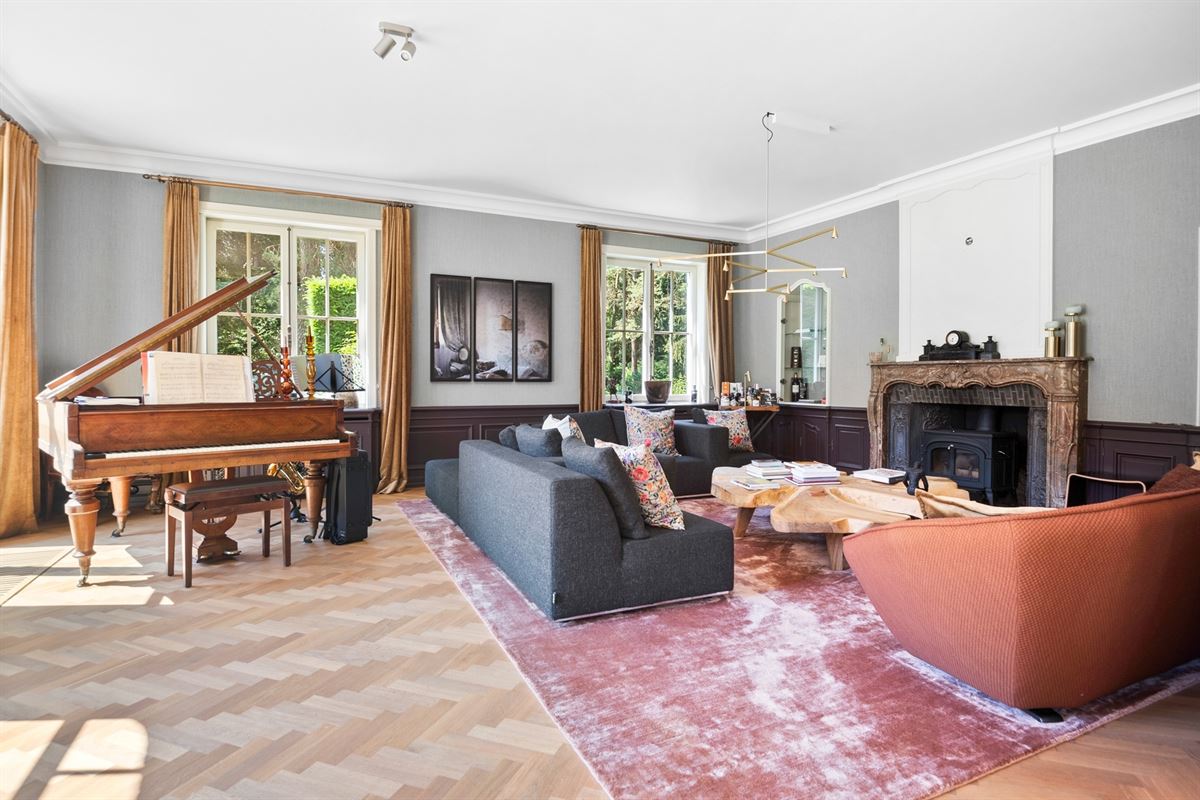 Exclusive country house with guesthouse and outbuilding