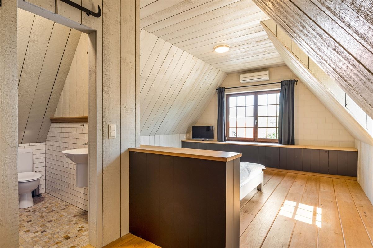 Karaktervolle villa in Engelse Cottage stijl met bijgebouwen nabij het centrum
