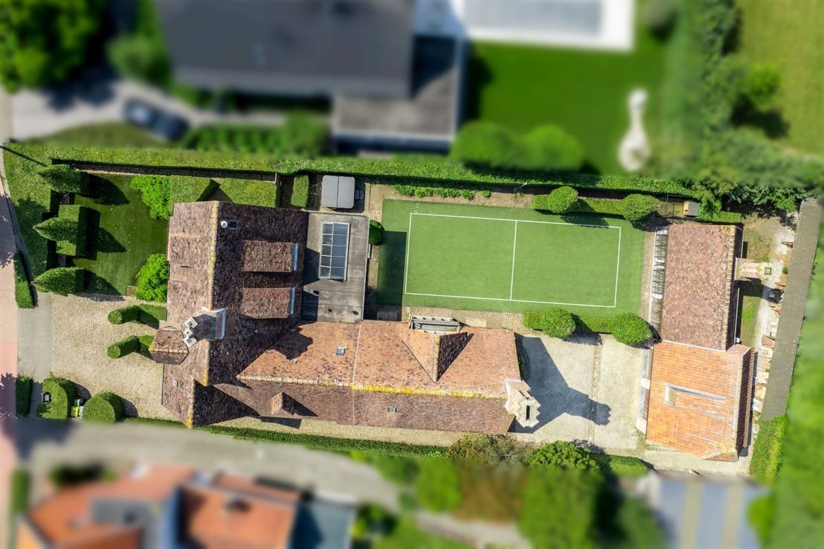 Karaktervolle villa in Engelse Cottage stijl met bijgebouwen nabij het centrum