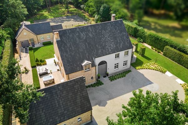 Exclusieve villa met guesthouse en paardenfaciliteiten op ca. 5.000 m²