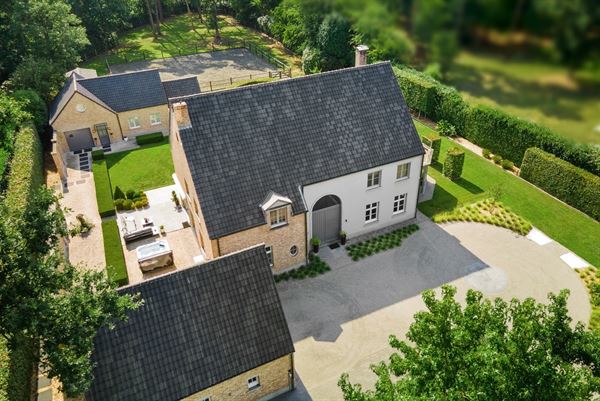 Exclusieve villa met guesthouse, paardenfaciliteiten op ca. 5.000 m²