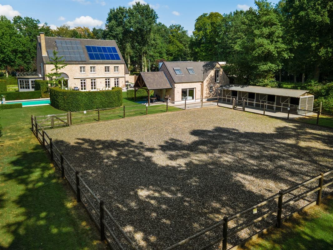 Exclusieve villa met guesthouse, paardenfaciliteiten op ca. 5.000 m²