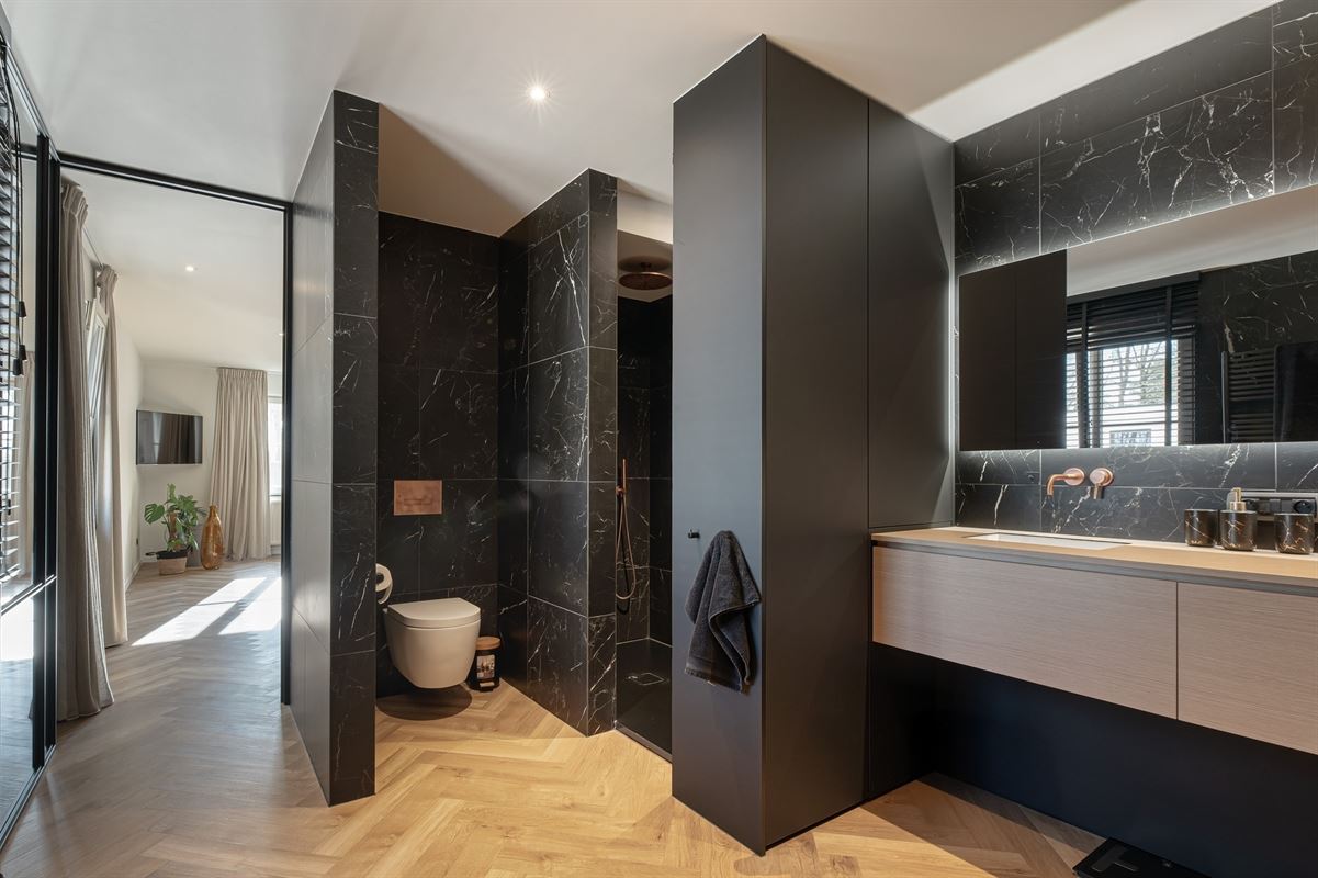 Exclusieve villa met guesthouse, paardenfaciliteiten op ca. 5.000 m²