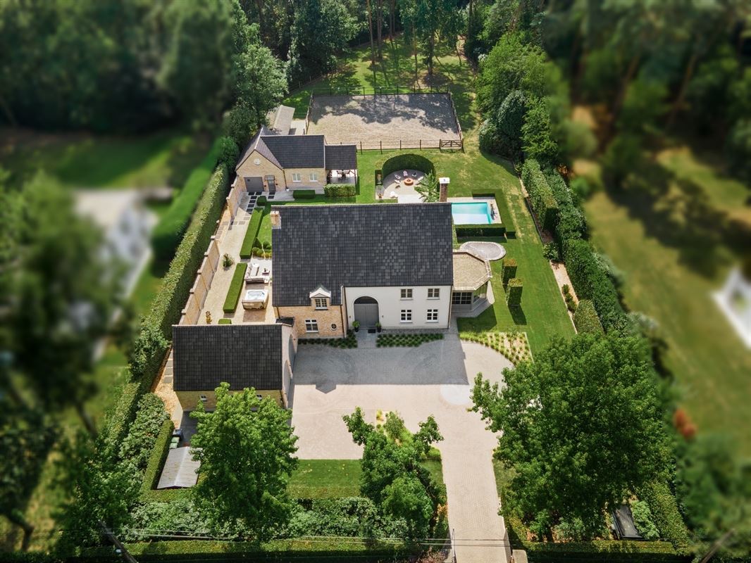 Exclusieve villa met guesthouse, paardenfaciliteiten op ca. 5.000 m²
