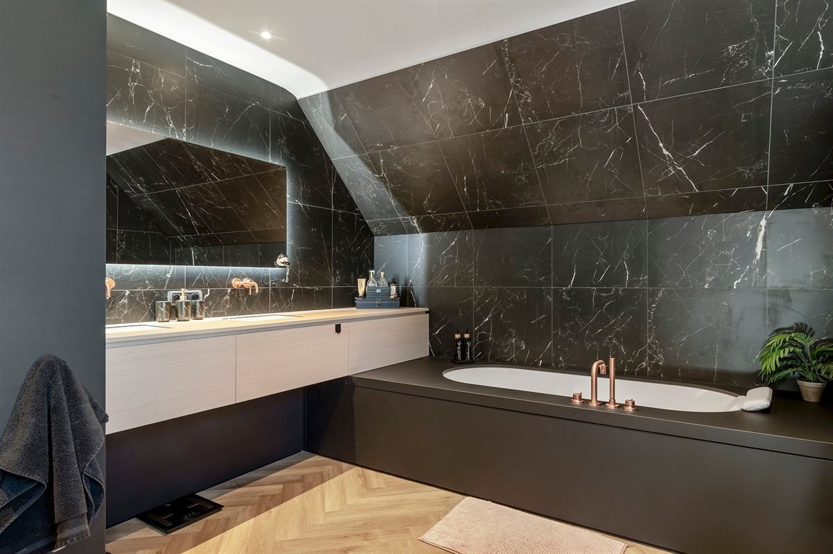 Exclusieve villa met guesthouse, paardenfaciliteiten op ca. 5.000 m²