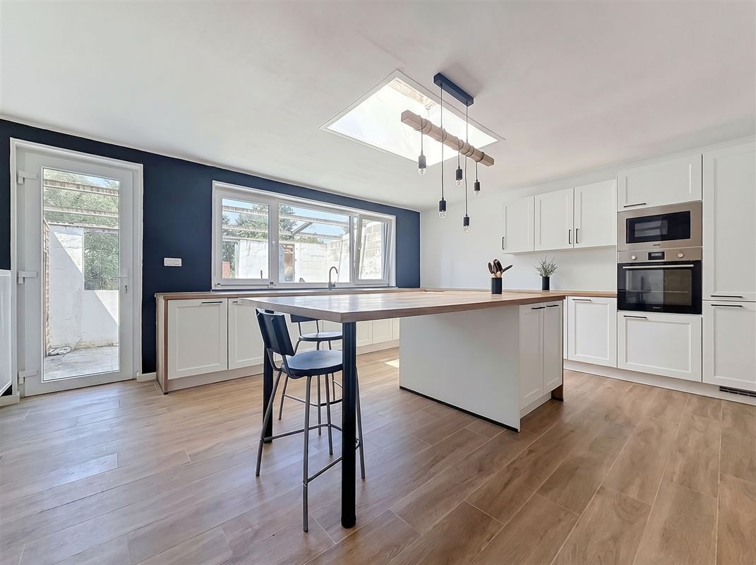 modern-kitchen-with-island