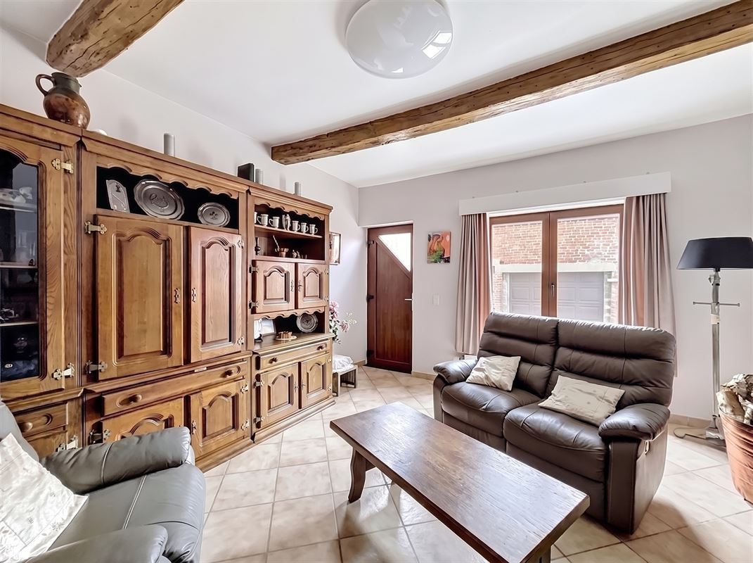 rustic-living-room-with-wooden-furnishings
