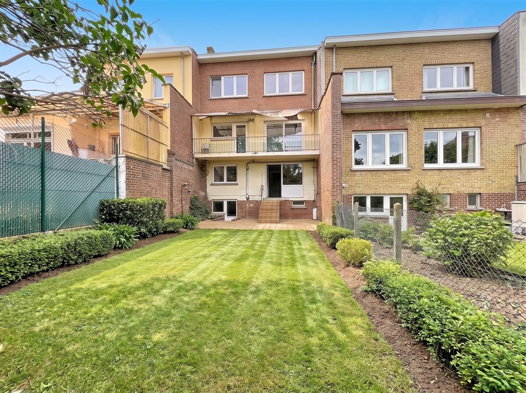 backyard-with-lush-garden