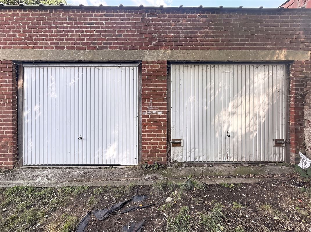 brick-garage-doors-exterior