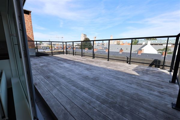 Prachtig gerenoveerd dakappartement met groot terras aan Mechelseplein