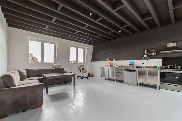 Dakappartement met 3 slaapkamers en terras te Merksem