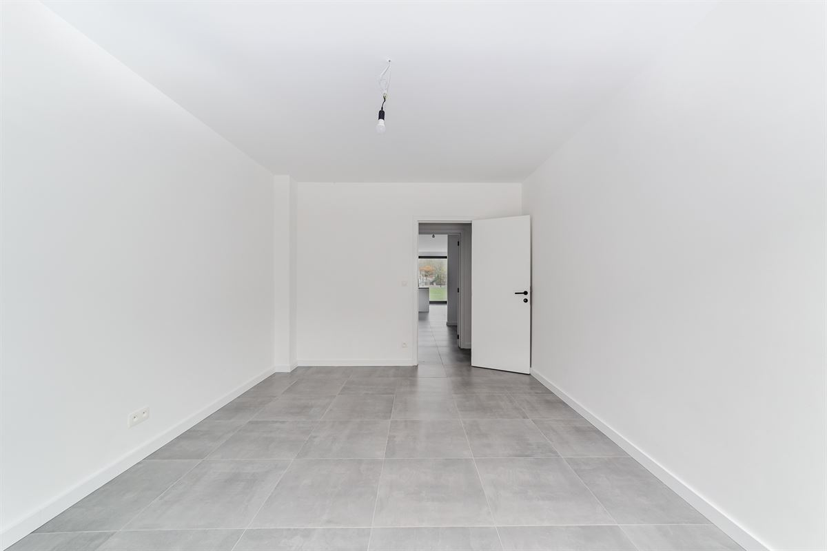 Nieuwbouw glvl appartement met tuin en P