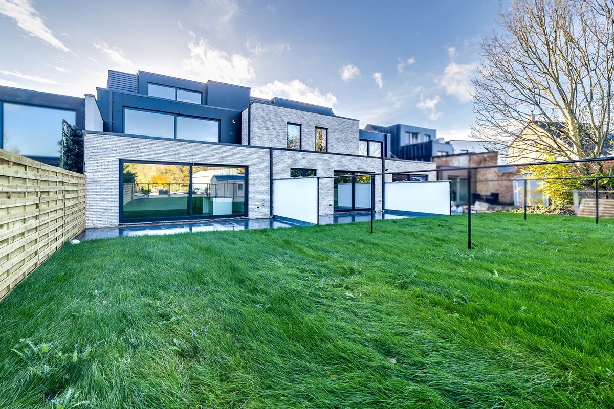 Nieuwbouw glvl appartement met tuin en P