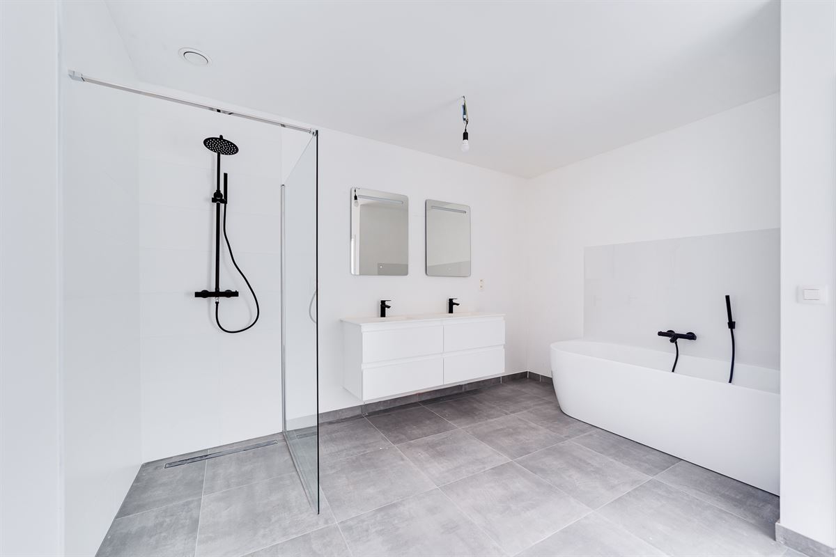 Nieuwbouw glvl appartement met tuin en P