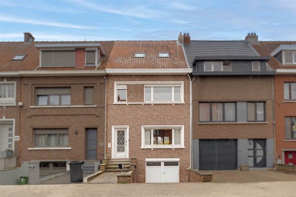 Instapklare woning met 5 slk, garage en een mooie tuin