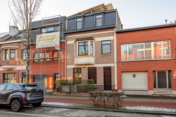 Charmant huis met 4 slaapkamers en 2 badkamers centrum Mortsel