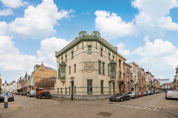 Karakteristiek Art-nouveaugebouw in authentieke wijk te Zurenborg