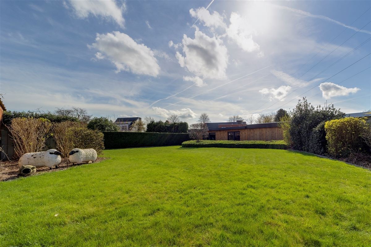 Woning met magazijn (649m²) op 2.749m² in Wommelgem