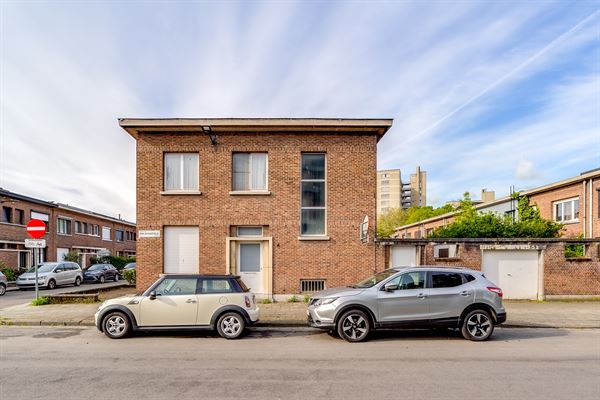 Op te frissen hoekwoning met 3 slaapkamers, koer en garage