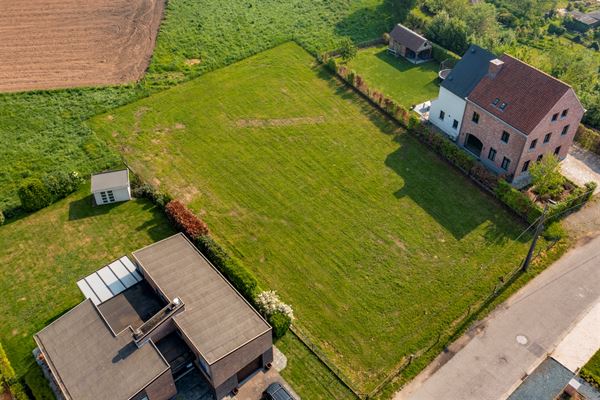 Bouwgrond van 689 m² voor HOB in rustige straat