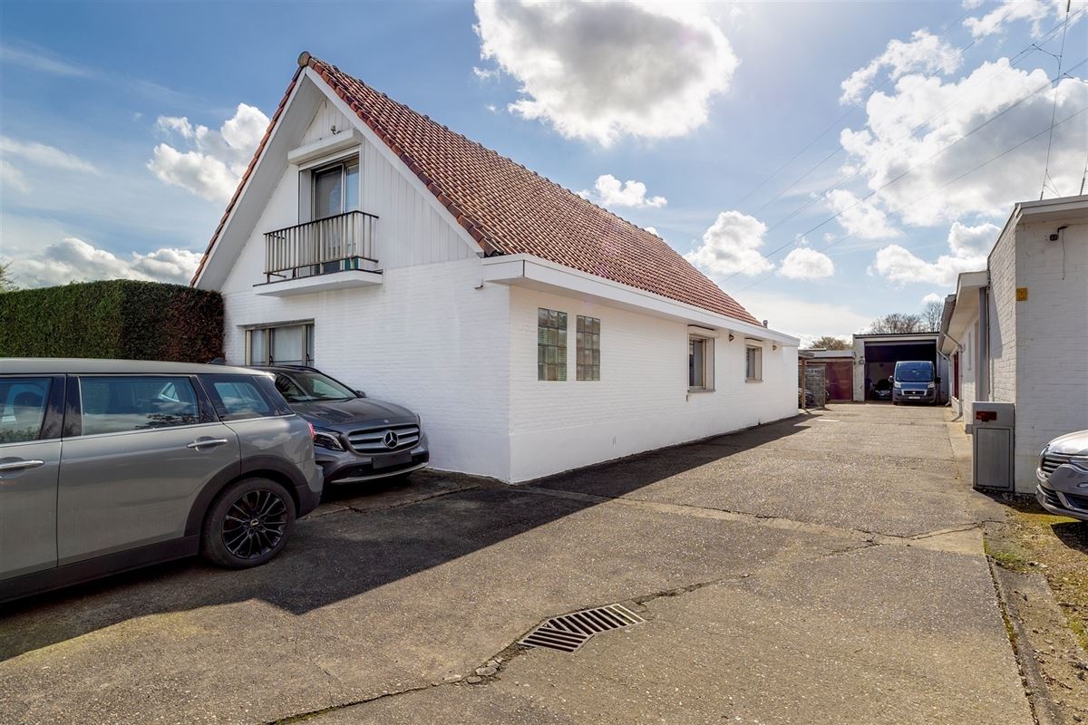 Magazijn (649m²) met woonst te koop in Wommelgem